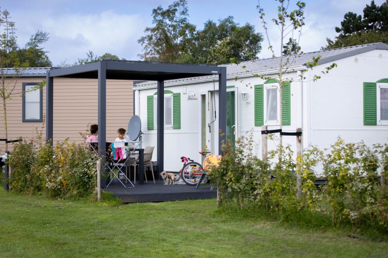 Die Cabin Lodges bei Camping Waddenzee bieten extra viel Komfort im Urlaub nahe Den Helder