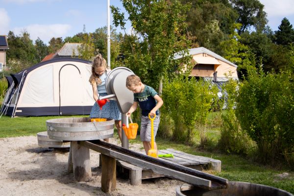 Kinder auf dem Spielplatz bei Camping Waddenzee bei Den Helder