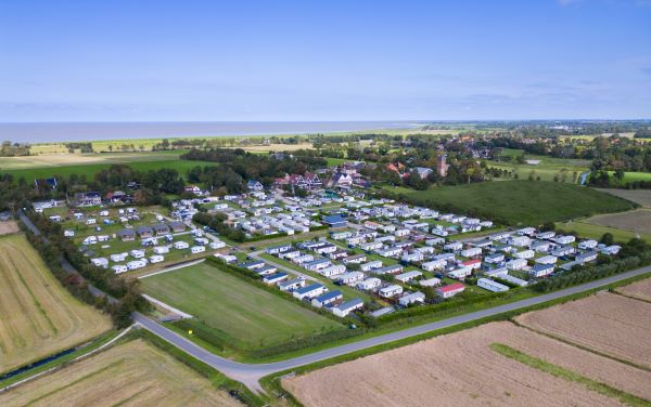 Überblick über den Campingplatz am IJsselmeer aus der Vogelperspektive