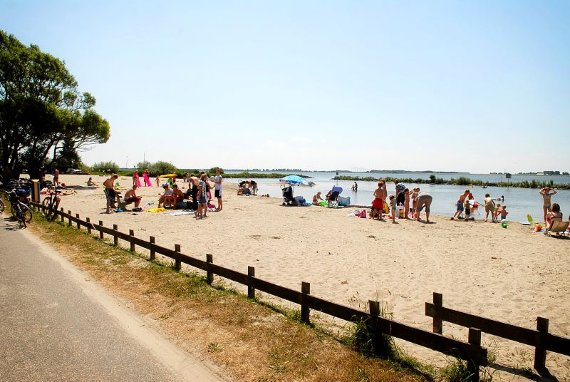 Der Lutjestrand ist nur wenige Gehminuten von Camping Waddenzee entfernt